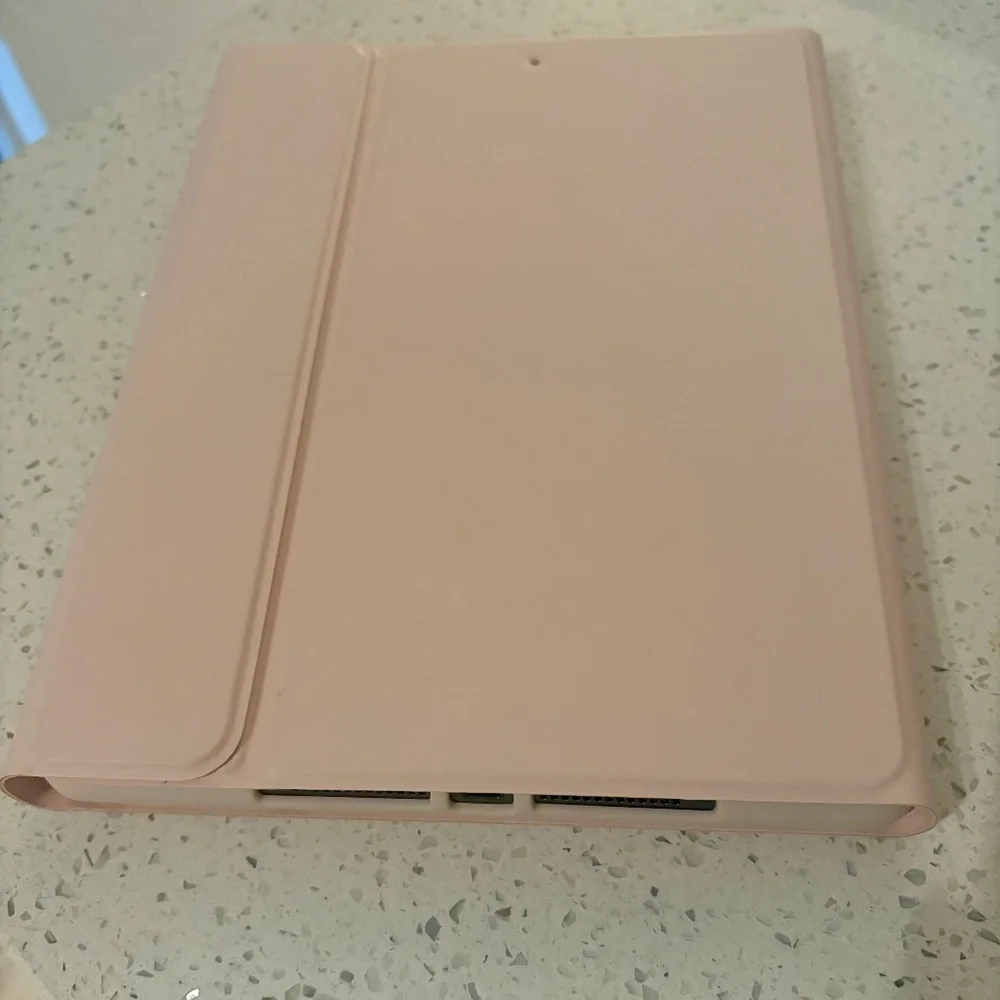 9th Gen iPad 8Gb, w/Pink Bluetooth Keyboard & Case